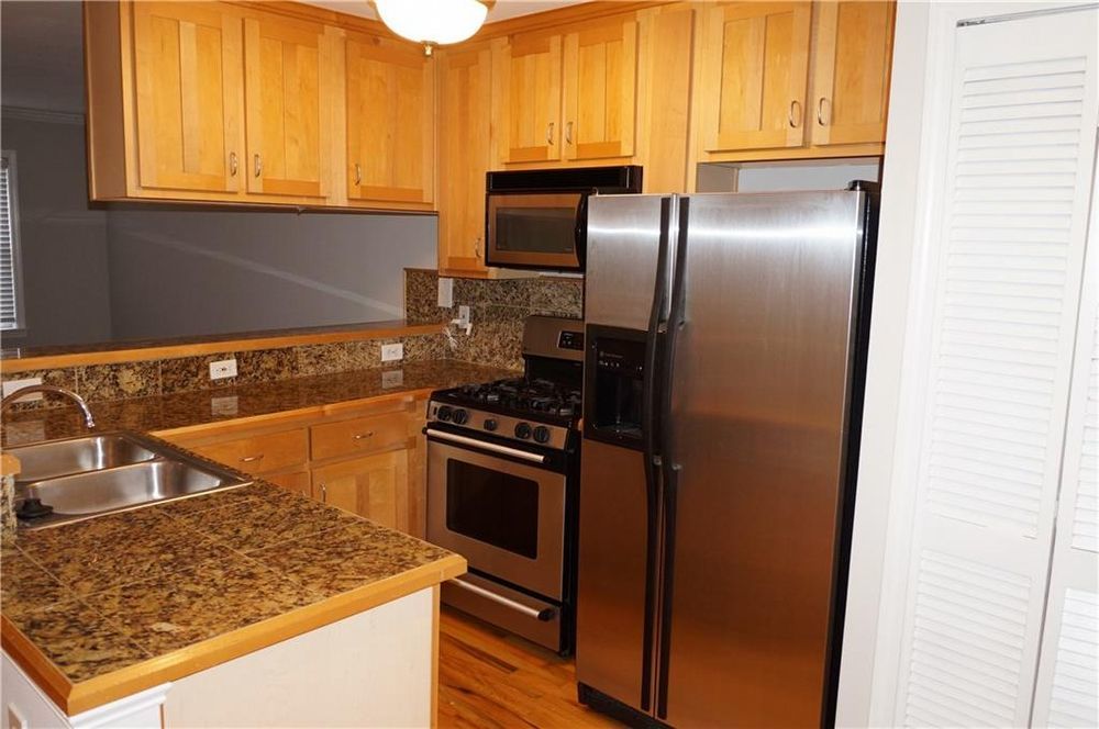 Nice 2 bed 1.5 bath condo in Gated Community property image