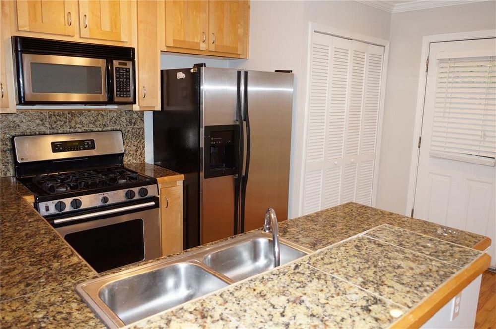 Nice 2 bed 1.5 bath condo in Gated Community property image