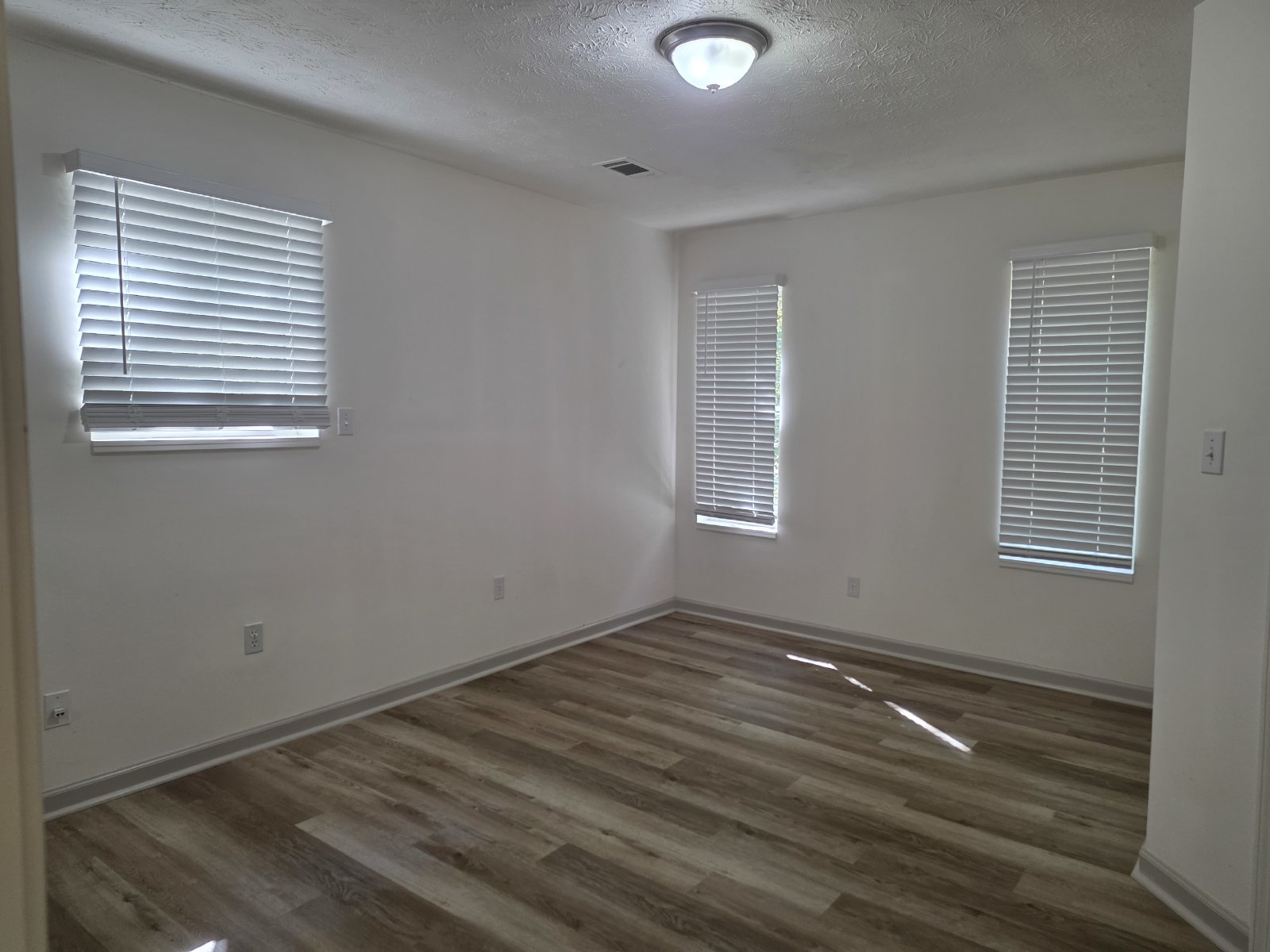 Rare 1 bed 1 bath home with loft located in Woodstock property image